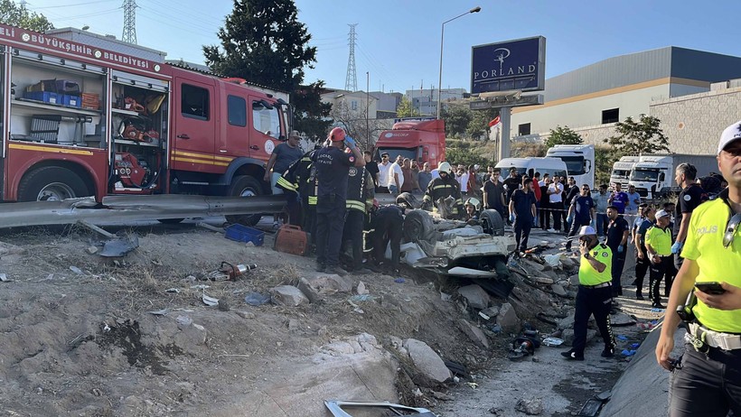 Kocaeli D-100'de zincirleme kaza 5 ölü - Resim : 2