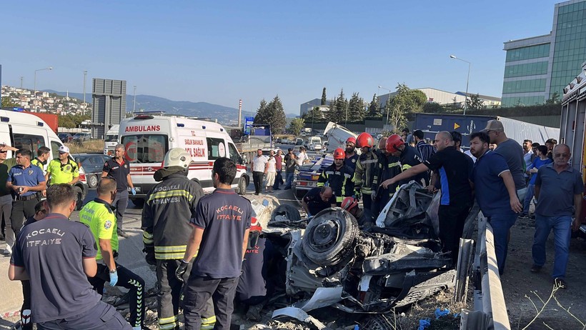 Kocaeli D-100'de zincirleme kaza 5 ölü - Resim : 4