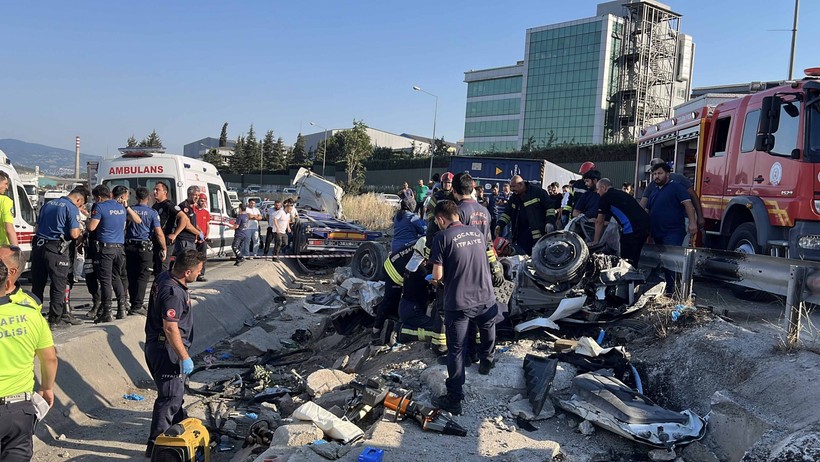 Kocaeli D-100'de zincirleme kaza 5 ölü - Resim : 5