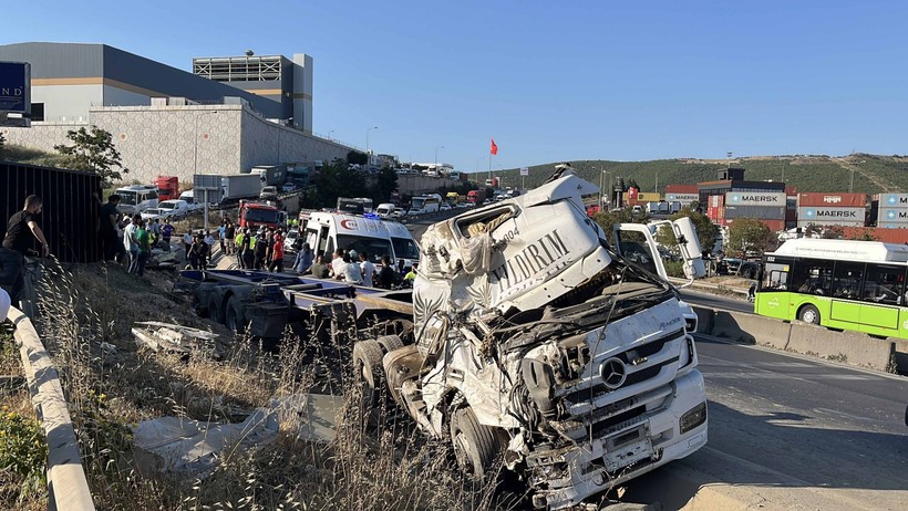 Kocaeli D-100'de zincirleme kaza 5 ölü - Resim : 3