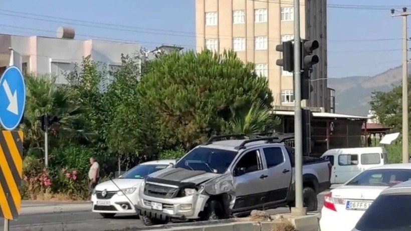 Mersin'de husumetli iki grup trafikte çarpışan oto oyunu gibi kavga etti - Resim : 1