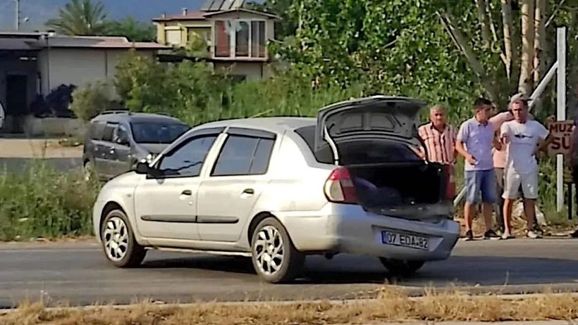 Mersin'de husumetli iki grup trafikte çarpışan oto oyunu gibi kavga etti - Resim : 2