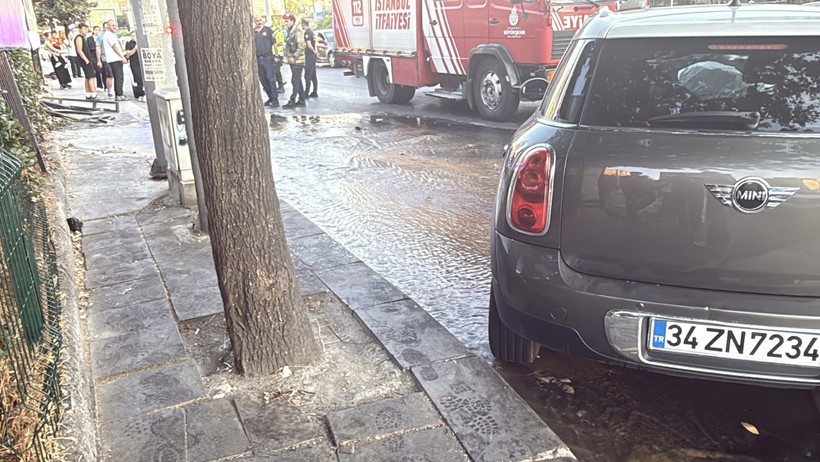 Otomobil yangın musluğuna çarptı: yol göle döndü - Resim : 1