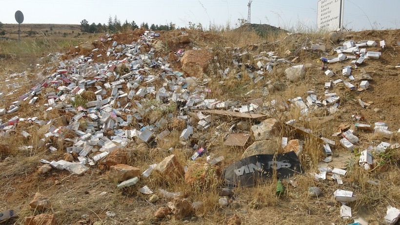 Yol kenarında çok sayıda kullanılmamış ilaç kutusu bulundu - Resim : 1