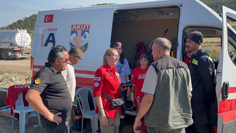Alevlerin ortasında kalan ekipler mağaraya sığındı - Resim : 1