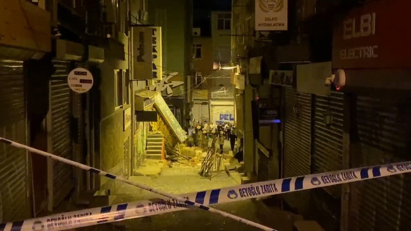 Beyoğlu’da 3 katlı bina patlama sonrası çöktü - Resim : 1