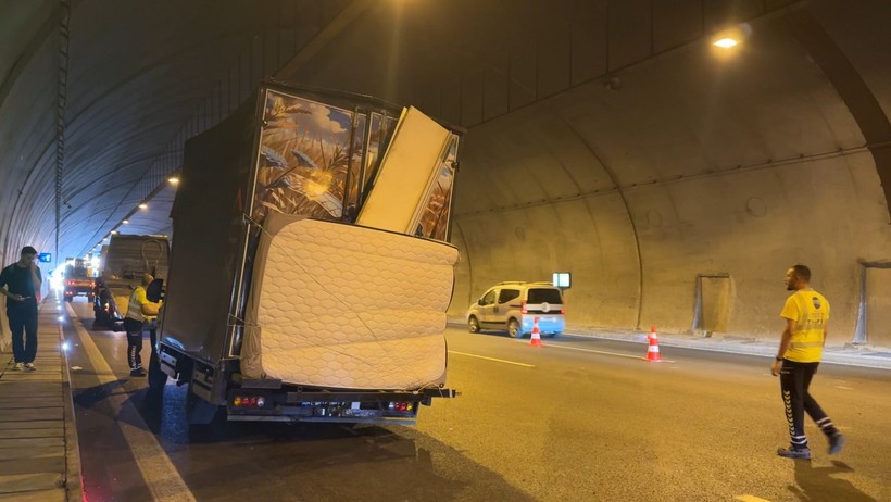 Kuzey Marmara Otoyolu’nda eşya yüklü kamyonet devrildi: 3 şerit kapandı - Resim : 1