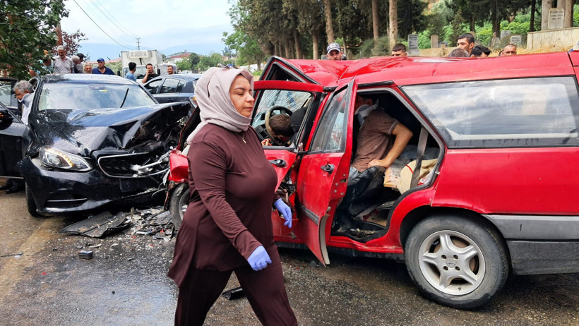Mercedes ile Tofaş otomobil çarpıştı: 1 ölü, 4 yaralı - Resim : 2