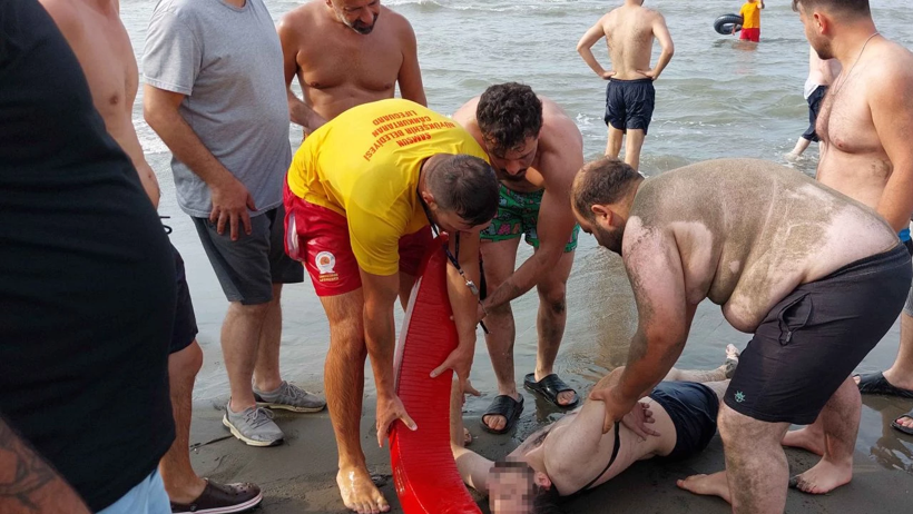 Samsun'da denize giren iki arkadaşı cankurtaranlar son anda kurtardı - Resim : 1