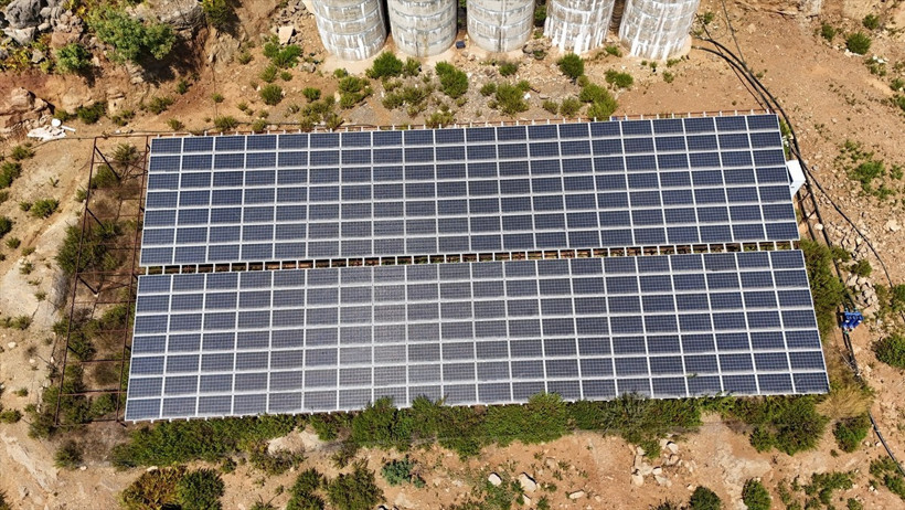Antalya'nın Alanya ilçesinde yaşayan Ali Hüddoğlu, tropikal meyve bahçesinin enerji ihtiyacını...