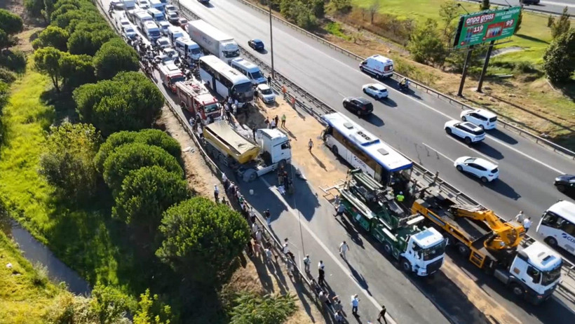 TEM'de 2 otobüs ve 1 kamyonun karıştığı zincirleme kaza: 1 ölü 21 yaralı - Resim : 1