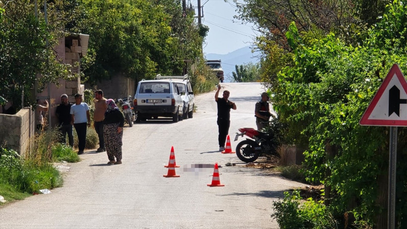 Hatay'ın Hassa ilçesinde motosikletin devrilmesi sonucu 1 kişi hayatını kaybetti, 1 kişi...