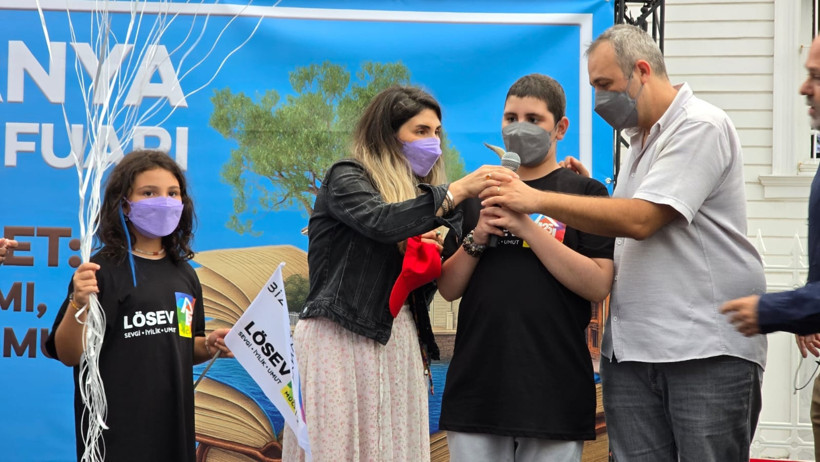 Lösemiyi yenen 11 yaşındaki Ali Demir, yüzlerce balonla karşılandı - Resim : 1