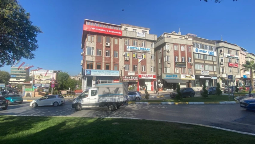 CHP'nin Bahçelievler binasına 'İstanbul İl Başkanlığı' afişi asıldı - Resim : 1