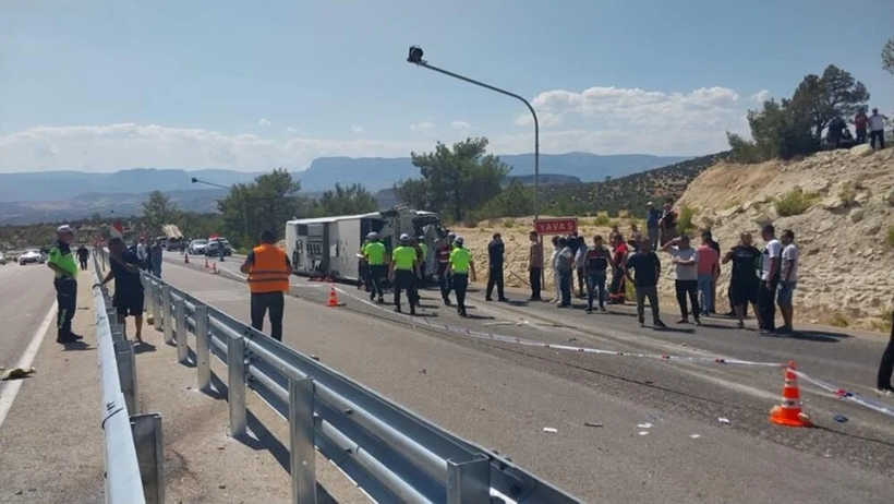 Mersin'de feci kaza! Yolcu otobüsü ile kamyon çarpıştı - Resim : 1