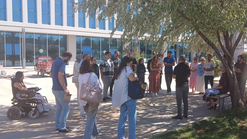 Harran Üniversitesi'nde Derslik Krizi: Öğrenciler Bahçede Eğitim Görüyor - Resim : 1