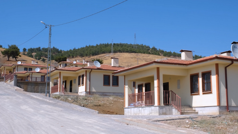 Bakan Kurum, depremde gözyaşı döken Koyunlu çiftinin yeni görüntülerini paylaştı - Resim : 2
