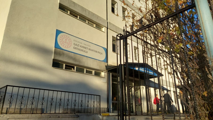 Erzurum'da okul çıkışı merdivenlerde izdiham: 23 öğrenci yaralandı - Resim: 1