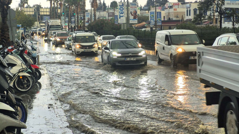 Bodrum'da kuvvetli sağanak yaşamı olumsuz etkiledi, yollar göle döndü - Resim: 4