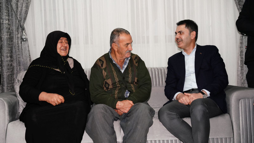 Depremin acısı yerini mutluluğa bıraktı: Koyunlu çifti yeni evlerinde Bakan Kurum’u gözyaşlarıyla karşıladı - Resim: 10