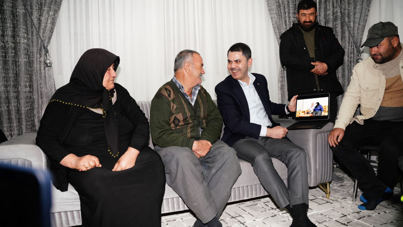 Depremin acısı yerini mutluluğa bıraktı: Koyunlu çifti yeni evlerinde Bakan Kurum’u gözyaşlarıyla karşıladı - Resim: 11