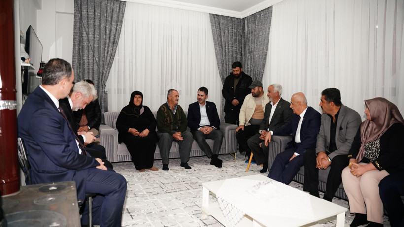 Depremin acısı yerini mutluluğa bıraktı: Koyunlu çifti yeni evlerinde Bakan Kurum’u gözyaşlarıyla karşıladı - Resim: 9