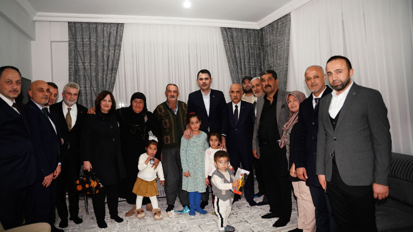 Depremin acısı yerini mutluluğa bıraktı: Koyunlu çifti yeni evlerinde Bakan Kurum’u gözyaşlarıyla karşıladı - Resim: 13