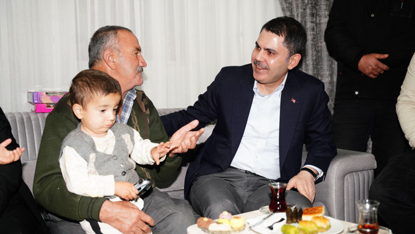 Depremin acısı yerini mutluluğa bıraktı: Koyunlu çifti yeni evlerinde Bakan Kurum’u gözyaşlarıyla karşıladı - Resim: 12