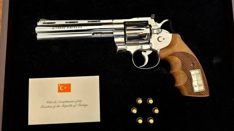 Cumhurbaşkanı Erdoğan'ın tabanca hediyesi Kanada'da olay oldu! - Resim : 2