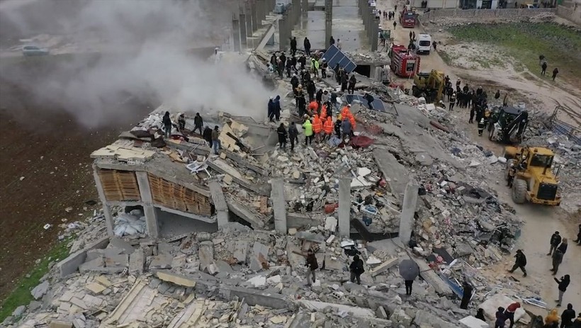 Suriye'de depremden dolayı ölenlerin sayısı artıyor, birçoğu savaştan dolayı yıkılmış evlerde yaşıyordu - Resim: 1