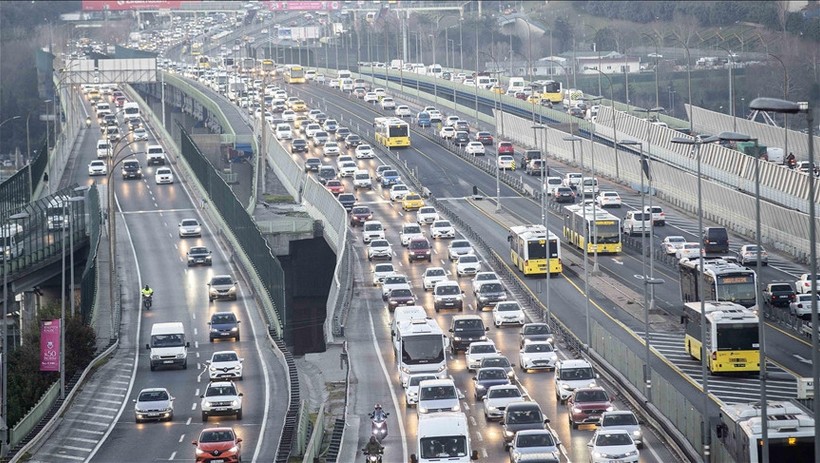 İstanbul'da hafta başı yoğunluğu yaşanıyor: Metrobüs ve İETT noktalarında kuyruklar var - Resim : 1