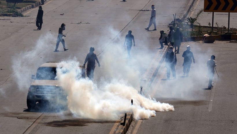 İmran Han'ın tutuklanmasının ardından Pakistan'da protestolar büyüyor: 5 kişi öldü, 40 kişi yaralandı, 1200'den fazla gözaltı - Resim: 36