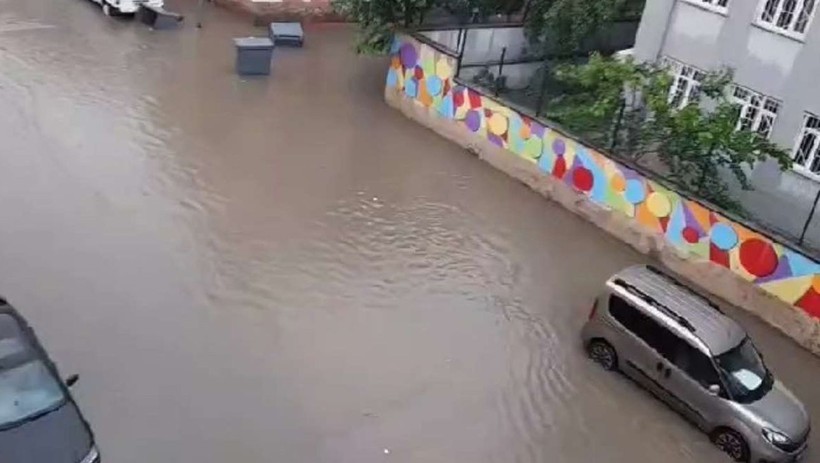 Sağanak yağmur Bursa'yı felç etti! Bursa sokaklarını sel vurdu - Resim: 1