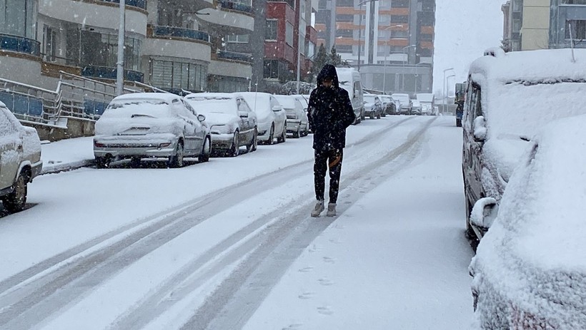 Doğu'da etkili olan yoğun kar nedeniyle 1024 yerleşim yerinin yolu ulaşıma kapandı - Resim: 5