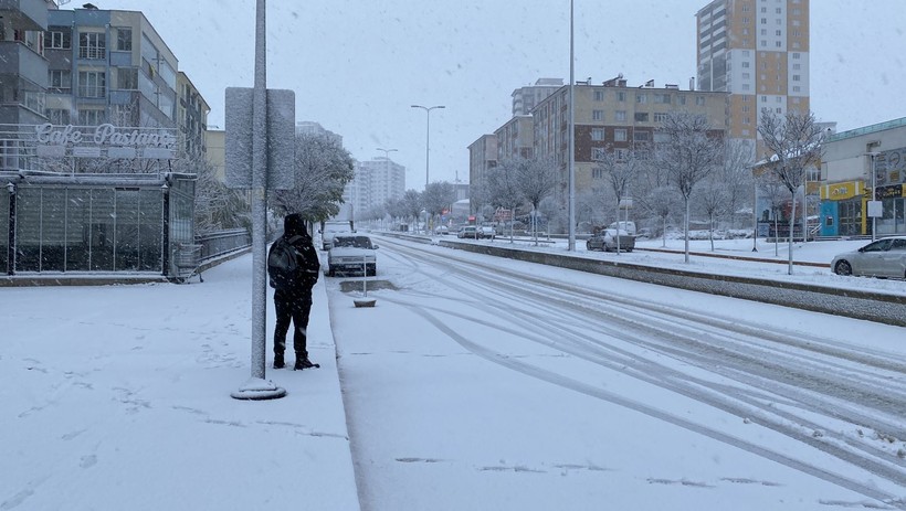 Doğu'da etkili olan yoğun kar nedeniyle 1024 yerleşim yerinin yolu ulaşıma kapandı - Resim: 6