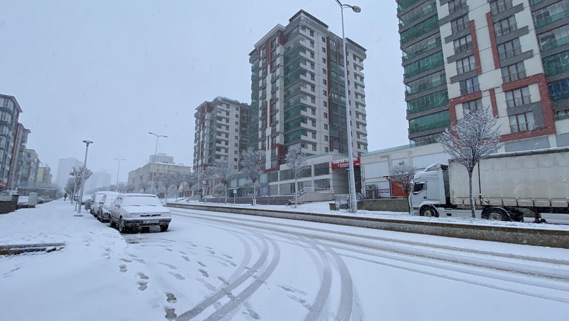 Doğu'da etkili olan yoğun kar nedeniyle 1024 yerleşim yerinin yolu ulaşıma kapandı - Resim: 4