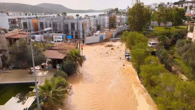 Bodrum Belediyesi'nde altyapı rezilliği! İsale borusu patladı, otomobil çukura düştü - Resim : 3