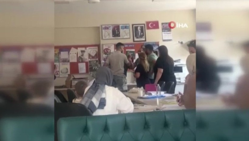 Ümraniye'de kardeşi sınıfta kalan abi öğretmene saldırdı! Yumruk anları kamerada - Resim: 5