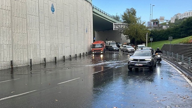 İstanbul'da sağanak etkili oldu! Bazı yollar göle döndü - Resim: 5