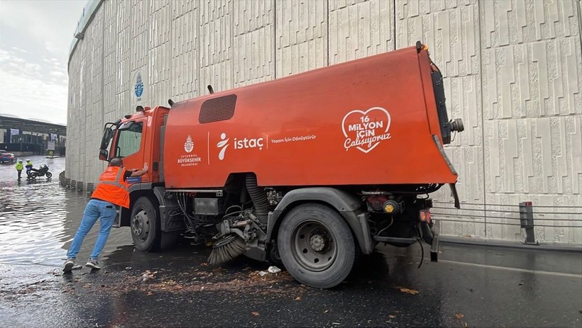 İstanbul'da sağanak etkili oldu! Bazı yollar göle döndü - Resim: 7