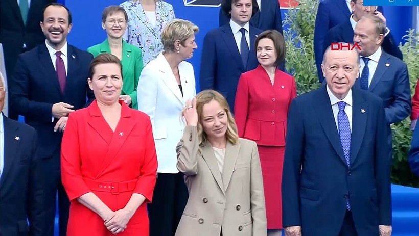 Zirvenin ardından liderler aile fotoğrafı için toplandı: Meloni'den Erdoğan'a gülümseten hareket - Resim : 1