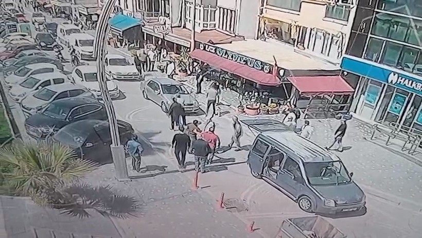 Kadını zorla araca bindirmek istediler! Vatandaşlar engel oldu - Resim : 1