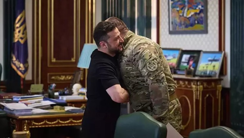Zelenskiy'nin dün Rus üslerine saldırı sebebiyle komutan Vasyl Malyuk'u tebrik ettiği anlar