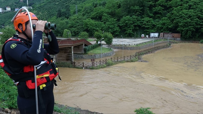 Trabzon'da sel gitti, çamur kaldı: Kayıp kişi aranıyor - Resim: 12