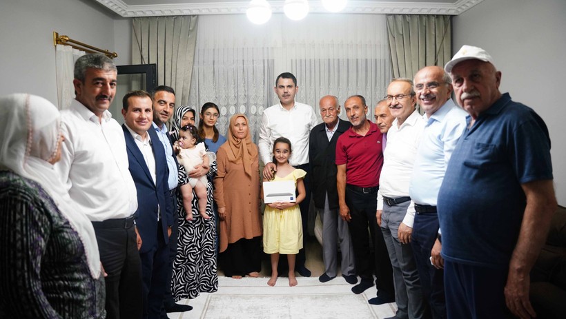 Bakan Murat Kurum'dan Akçadağ'da depremzede aileye ziyaret - Resim : 4