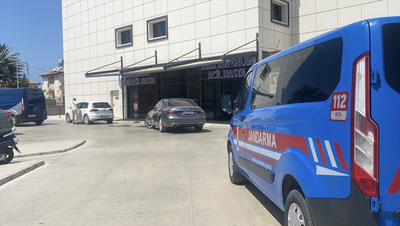 Hatay'ın Arsuz ilçesinde motosikletin yolda yürüyen aileye çarpması sonucu bebek arabasındaki 9...