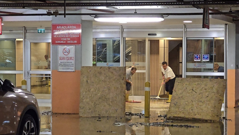 Kadıköy’de kazı sırasında su borusu patladı; AVM otoparkını su bastı - Resim : 1