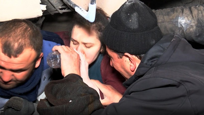 Son dakika deprem haberleri... Kahramanmaraş Ebrar Sitesi'nde enkazdan kurtarılan anne: Çocuklarımı kurtarın - Resim: 1