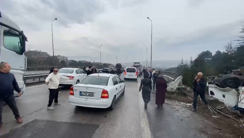 Son dakika! TEM Otoyolunda zincirleme kazada çok sayıda kişi yaralandı! İstanbul istikametine ulaşım kapandı - Resim: 1