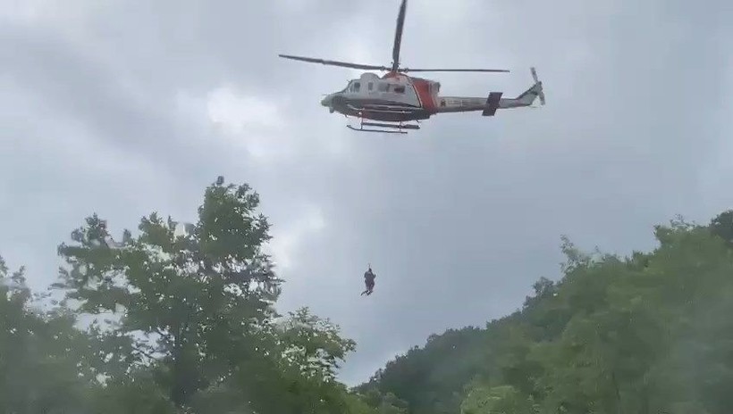 Şile'de selde mahsur kalan kampçılar helikopterle kurtarıldı - Resim: 6